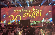 Bei Kerzenlicht strahlt die Bühne für den 20. WeihnachtsEngel | Foto: Ariane Günther