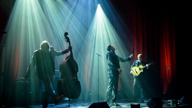 Wildes Holz spielen in der eher ungewöhnlichen Instrumentierung Gitarre, Kontrabass und Blockflöte und kennen keine Genre-Grenzen | (Foto: Oliver Haas)