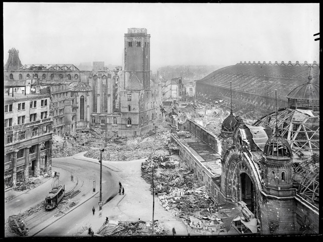 Blick aus dem Kölner Dom auf den zerstörten Hauptbahnhof und Bahnhofsvorplatz | Foto: Rheinisches Bildarchiv Köln/ Margarita Neiteler