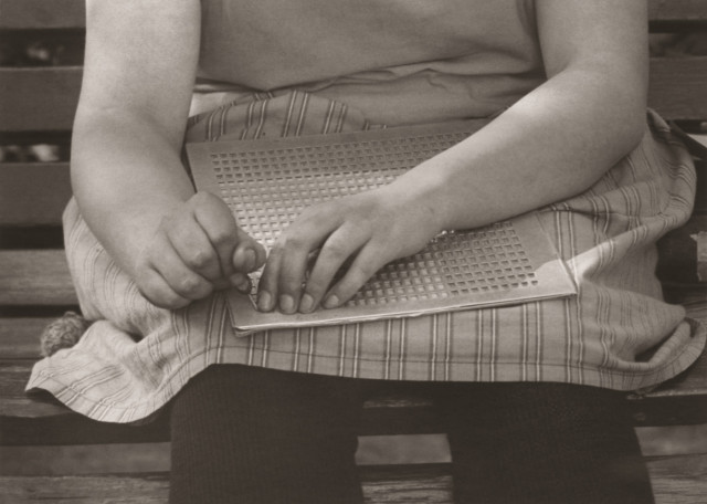 Foto: August Sander: Hände eines blinden Kindes, um 1930  © Die Photographische Sammlung/SK Stiftung Kultur - August Sander Archiv, Köln; VG Bild-Kunst, Bonn